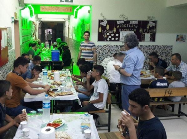 Öğrenci ve öğretmenlerimizle beraber okulumuzda iftar yemeği yenildi. 