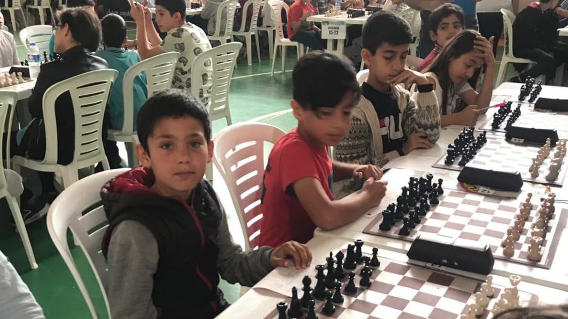Okulumuz öğrencileri satranç yarışmalarına katıldı.